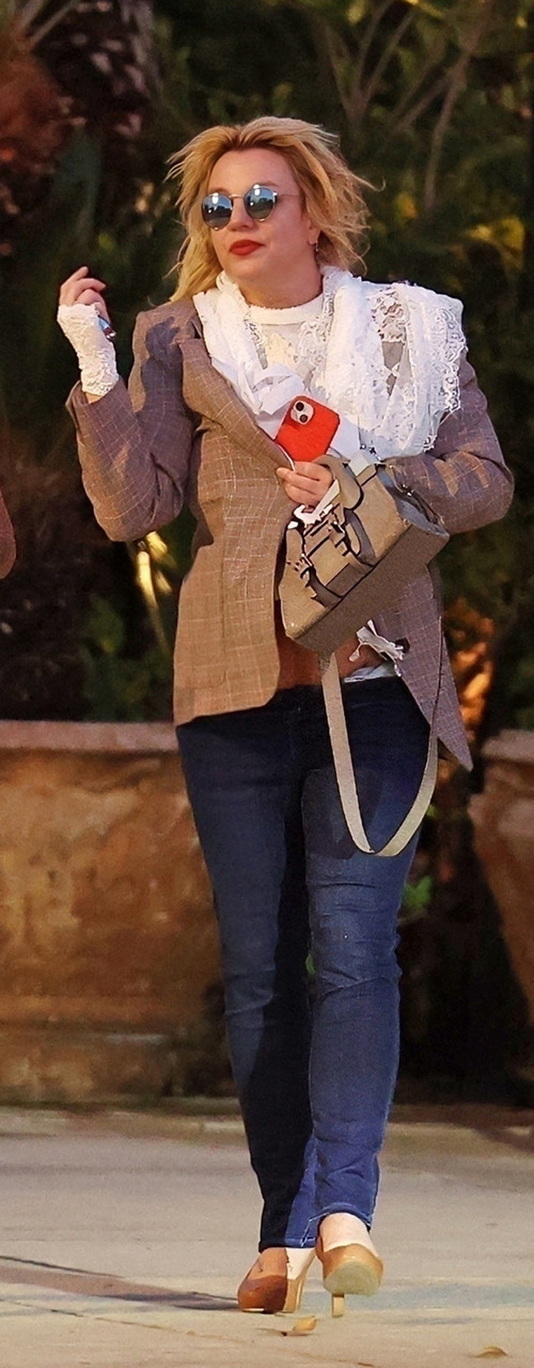 Ünlü şarkıcı kendini dantelli masa örtüsünün altına sakladı...Pençesine düştüğü kötü alışkanlıkları sokaklara taştı... Acı haber gelirse kimse şaşırmasın