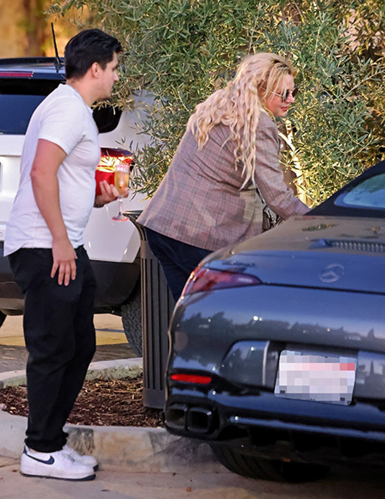 Ünlü şarkıcı kendini dantelli masa örtüsünün altına sakladı...Pençesine düştüğü kötü alışkanlıkları sokaklara taştı... Acı haber gelirse kimse şaşırmasın