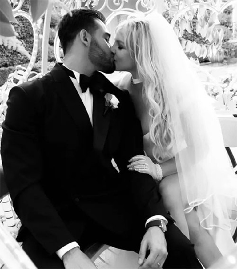 Ünlü şarkıcı kendini dantelli masa örtüsünün altına sakladı...Pençesine düştüğü kötü alışkanlıkları sokaklara taştı... Acı haber gelirse kimse şaşırmasın