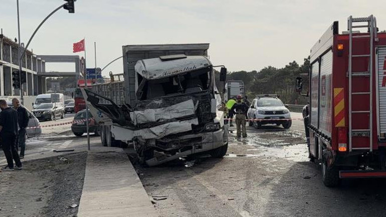İki araç kafa kafaya çarpıştı: Bölgeye ekipler sevk edildi