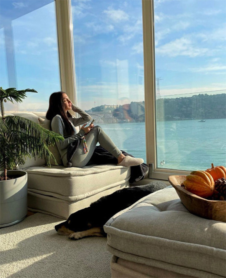 Ünlü şarkıcı burada temizlik de yaptı sefa da sürdü... Boğaz manzaralı evimden hatıralar