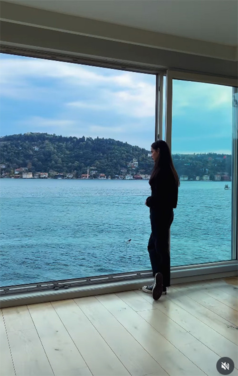 Ünlü şarkıcı burada temizlik de yaptı sefa da sürdü... Boğaz manzaralı evimden hatıralar