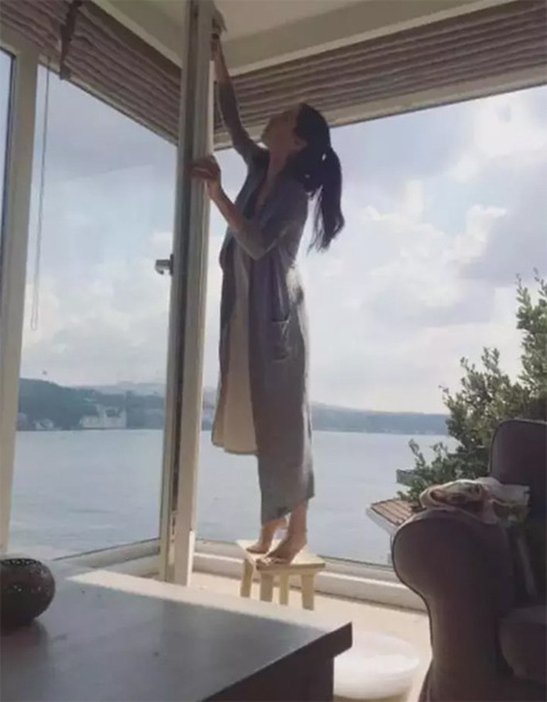 Ünlü şarkıcı burada temizlik de yaptı sefa da sürdü... Boğaz manzaralı evimden hatıralar
