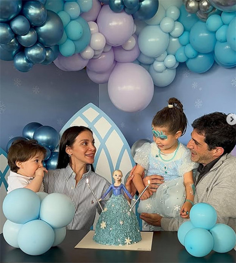 Ünlü şarkıcı burada temizlik de yaptı sefa da sürdü... Boğaz manzaralı evimden hatıralar