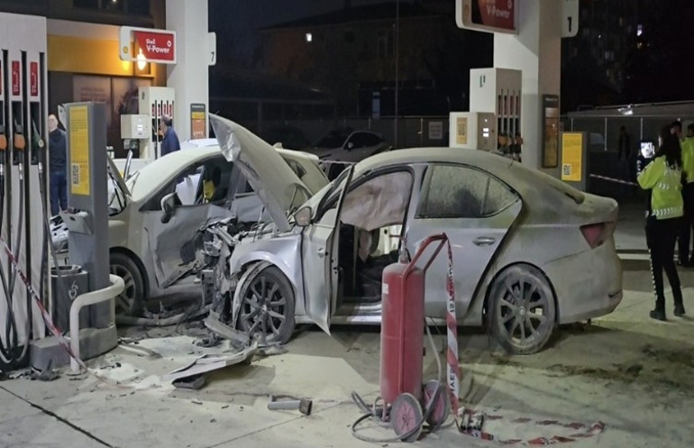 Akaryakıt istasyonunda alevler yükseliyor