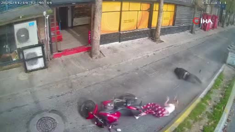 Kaza anının güvenlik kamerası görüntüsü, abla kardeşin düştüğü an