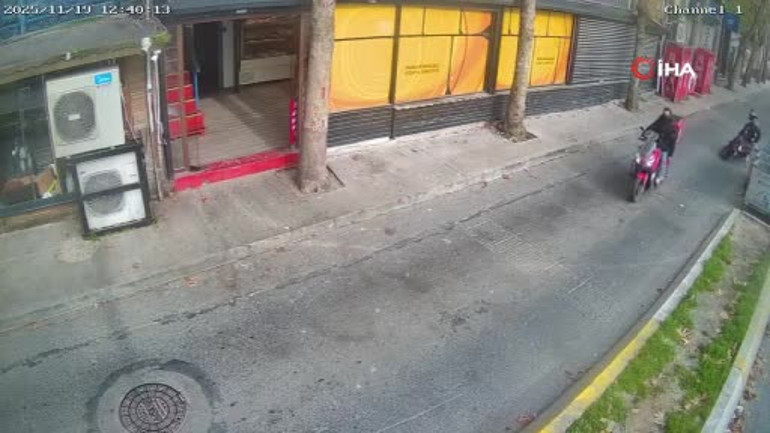 Avcılar'da motosiklet kazası anı, sürücü ve kardeşi yere düştü