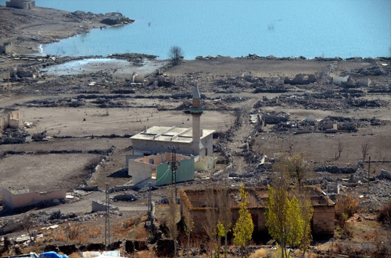 Baraj suları çekildi, eski köyün yapıları gün yüzüne çıktı
