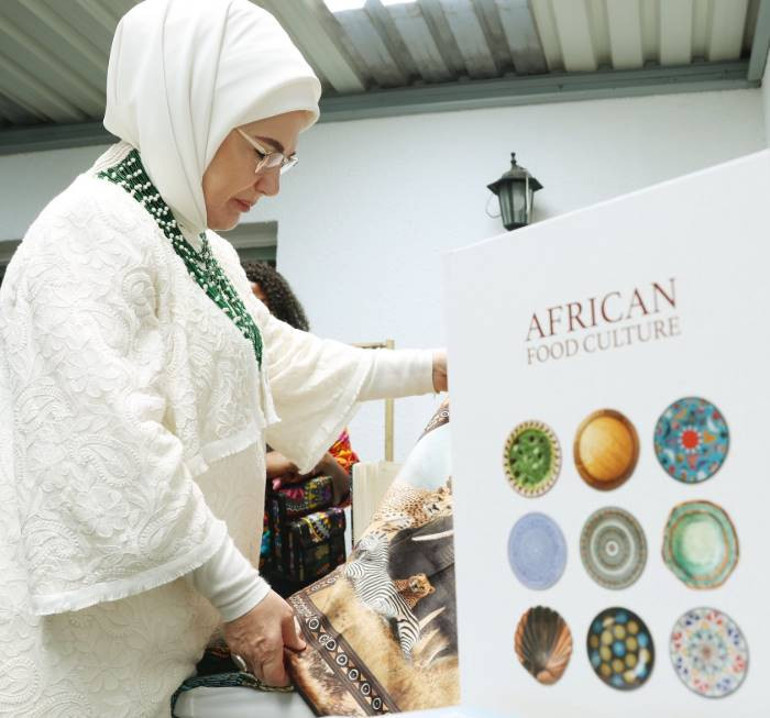 Emine Erdoğan ziyaret sırasında enstitü yetkilileriyle