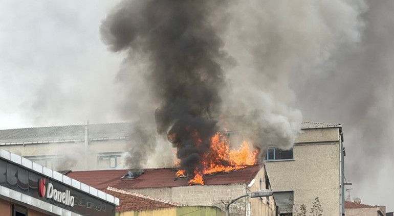Güngören'de tekstil fabrikasında çıkan yangından yükselen dumanlar