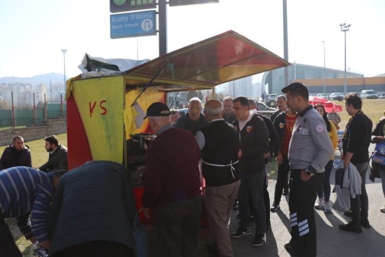 Taraftarlarla sohbet eden eski futbolcu