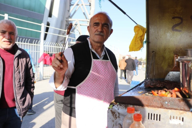 Stadyum etrafında köfte ekmek satan eski futbolcu