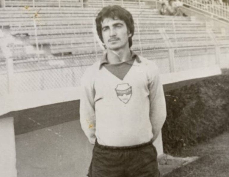 Eski futbolcu tezgâhında köfte ekmek hazırlıyor