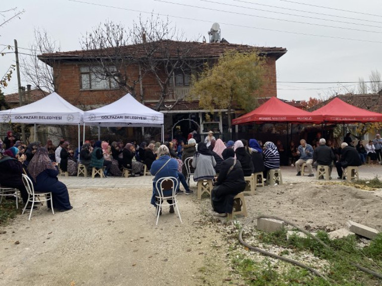 Cenazeye katılan yakınları ve okul arkadaşları