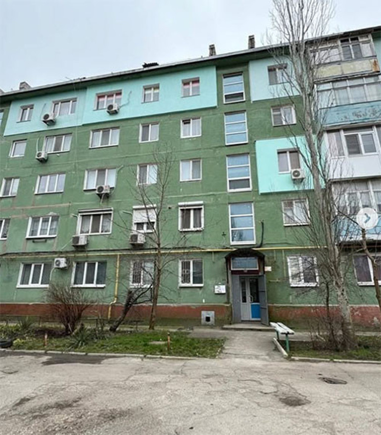 Yarı aç, yarı tok çocukluğu bu apartmanın küçük bir dairesinde geçmişti... 30 yıl dinlenmeden çalışıp çabaladı... Rüya hayatını kendi elleriyle kurdu