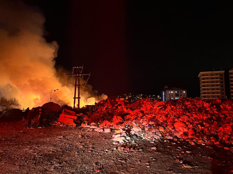 İtfaiye ekiplerinin yangına müdahalesi