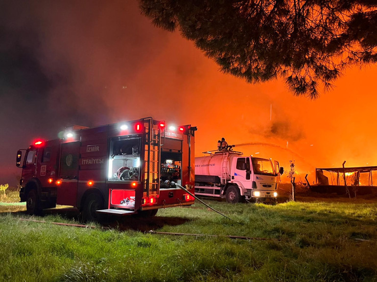 Menemen çöp depolama alanında alevler
