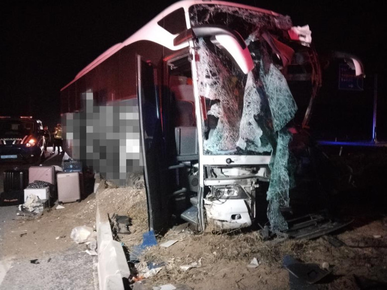 Kaza yerinde devrilen servis minibüsü ve yoldan çıkan otobüs