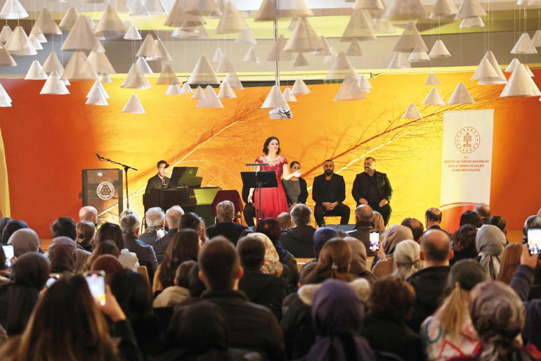 Müze merdiveninde cevabı zor sorular