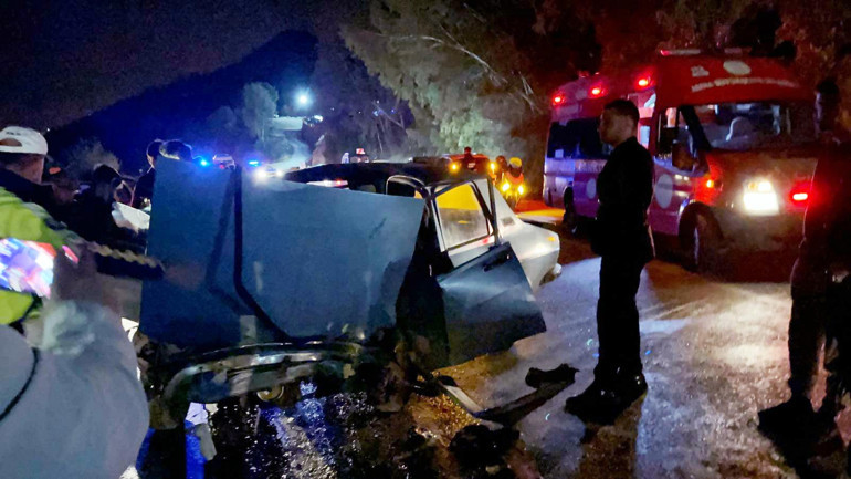 Kaza sonrası kurtarma ve sağlık ekiplerinin çalışması