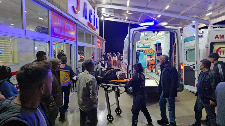 Kozan-Feke yolunda iki aracın çarpışması sonrası olay yerinden görüntü