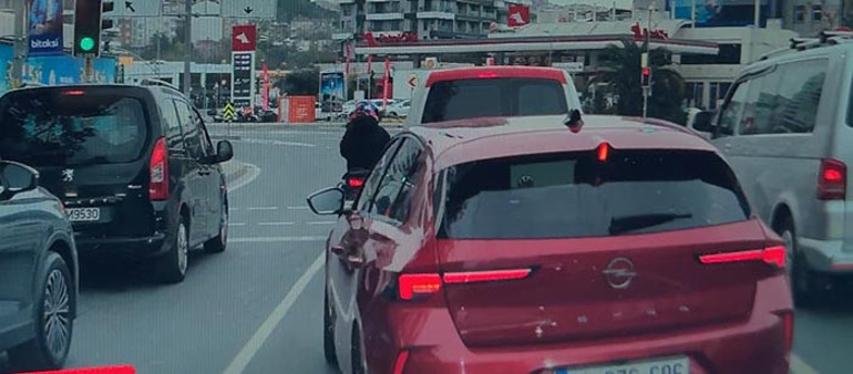  Koşarken araca vurdu ve yere düştü