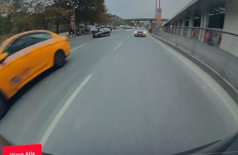  Koşarken araca vurdu ve yere düştü