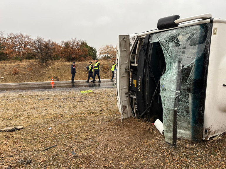 Kaza sonrası sağlık ekipleri olay yerinde