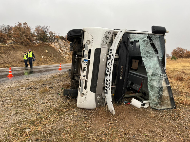 Beyşehir'de devrilen okul servisi