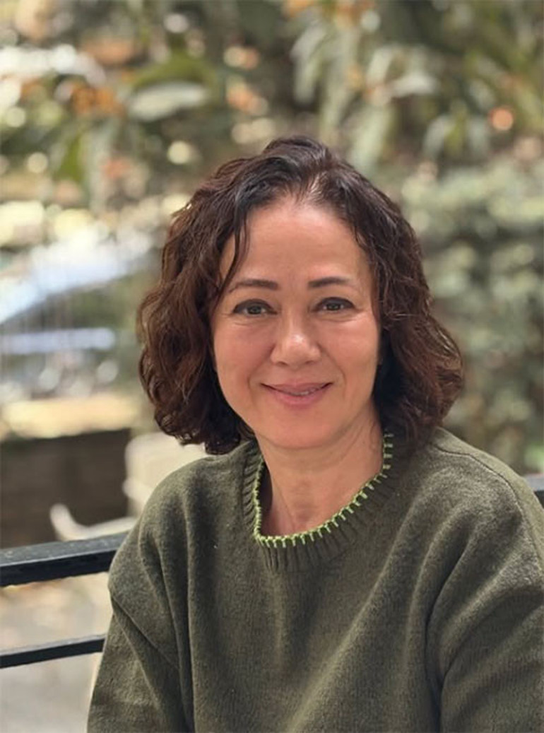 Erenköy Kız Lisesinin yıldız öğrencisiydi... Aradan yıllar geçti, yaş aldı ama bakışları hiç değişmedi... Hoş geldin yeni yaşım