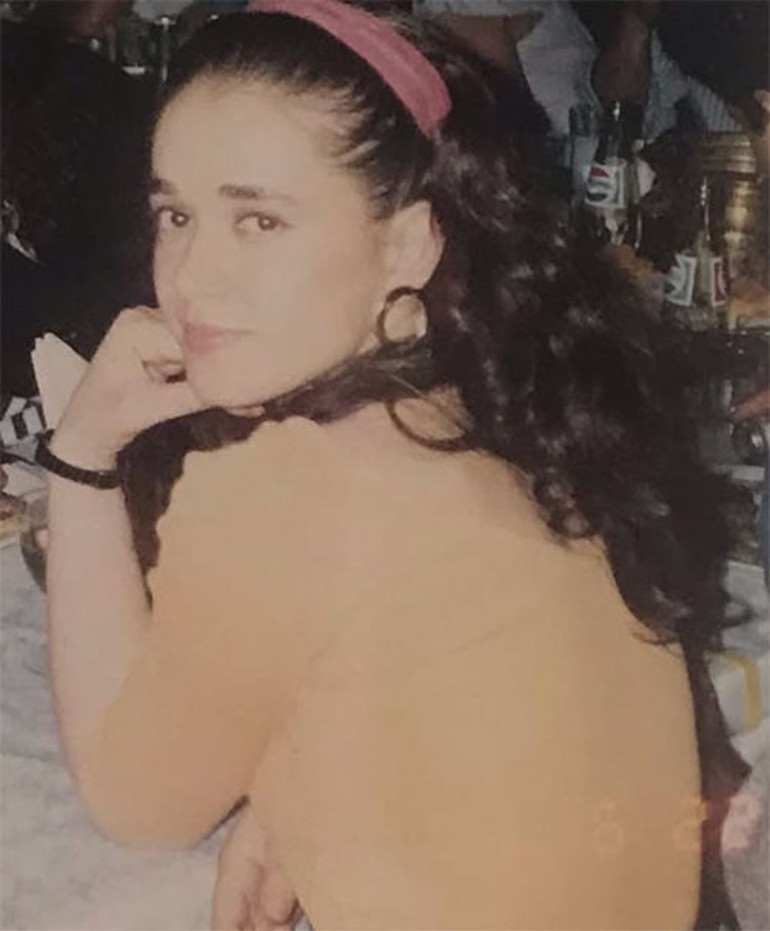 Erenköy Kız Lisesinin yıldız öğrencisiydi... Aradan yıllar geçti, yaş aldı ama bakışları hiç değişmedi... Hoş geldin yeni yaşım