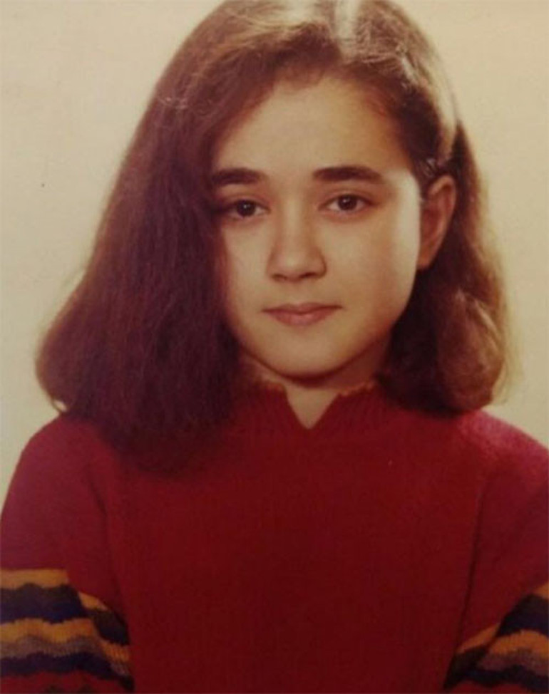 Erenköy Kız Lisesinin yıldız öğrencisiydi... Aradan yıllar geçti, yaş aldı ama bakışları hiç değişmedi... Hoş geldin yeni yaşım