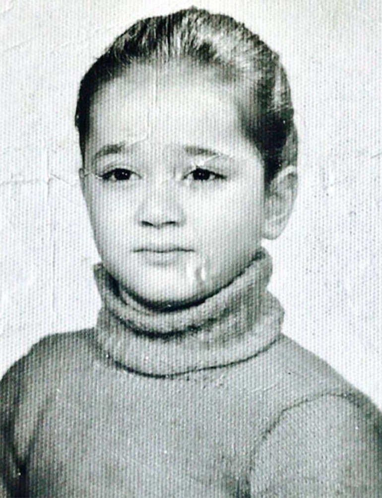 Erenköy Kız Lisesinin yıldız öğrencisiydi... Aradan yıllar geçti, yaş aldı ama bakışları hiç değişmedi... Hoş geldin yeni yaşım