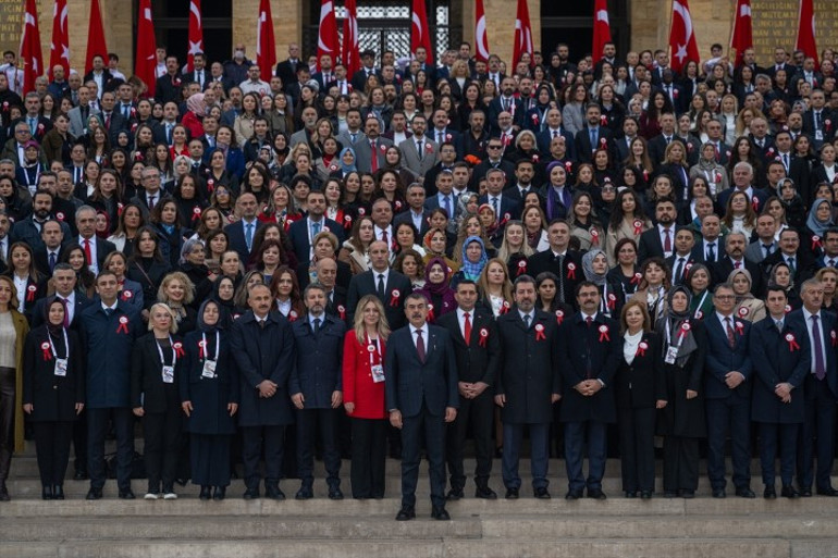 Bakan Tekin, 81 ilden gelen öğretmenlerle Anıtkabiri ziyaret etti