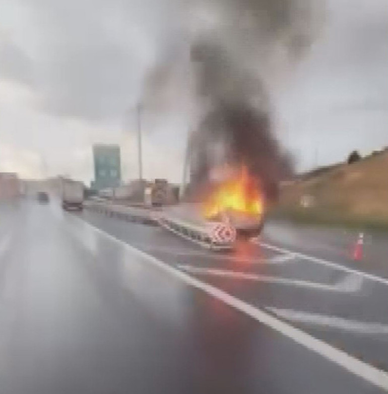 Reşadiye kavşağında yanan hafif ticari araç