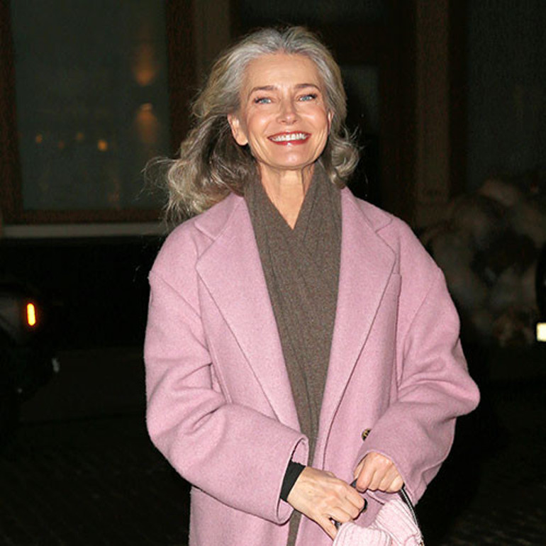 Siz onu kusursuz bir güzel sanıyorsunuz... Giysileri de kendisi kadar yaşlı... Bakın, ben de mükemmel değilim