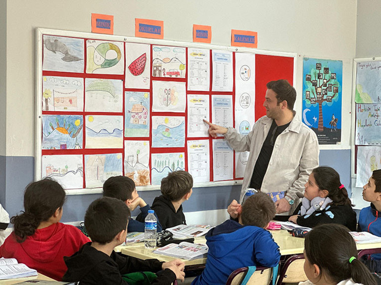 Bayrak şimdi onlarda... Caner öğretmen yazar ordusu kurdu