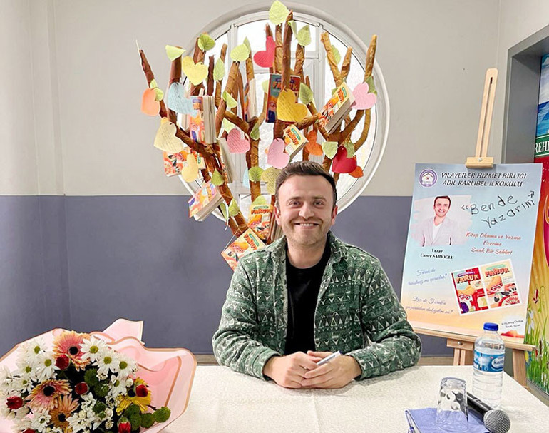 Bayrak şimdi onlarda... Caner öğretmen yazar ordusu kurdu