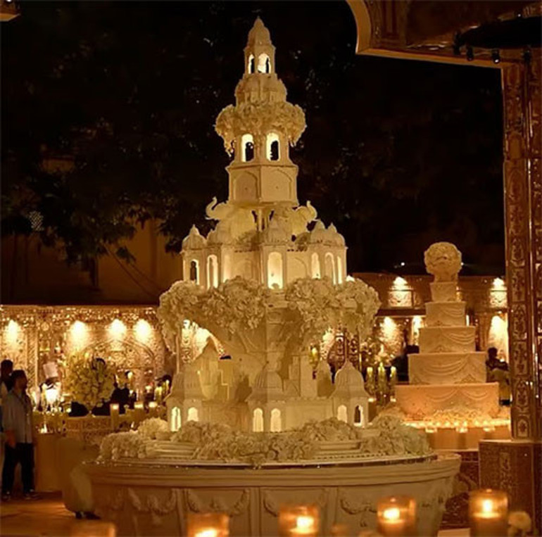 7 milyonu acımadan harcadılar... Bir pasta vardı tam dört metre... Dünya düğün görsün