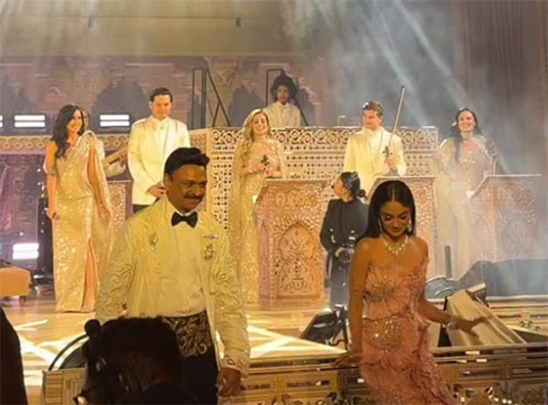 7 milyonu acımadan harcadılar... Bir pasta vardı tam dört metre... Dünya düğün görsün