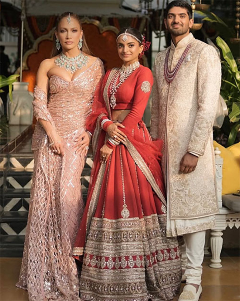 7 milyonu acımadan harcadılar... Bir pasta vardı tam dört metre... Dünya düğün görsün