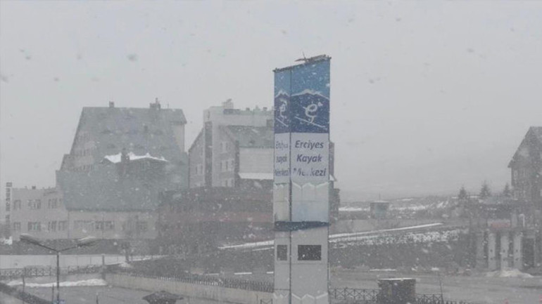 Sezonun ilk yoğun kar yağışıyla beyaza büründü: Kar yağışı yeniden başladı