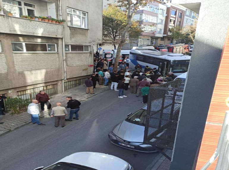 Midibüs kazası, araç altında kalan kadın