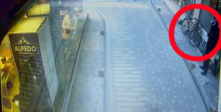 Kasklı şüpheli kuyumcu soygun anı