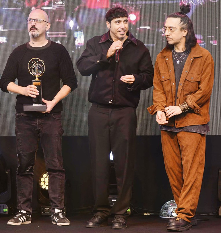 Ödül gecesinde Uzak Şehir fırtınası