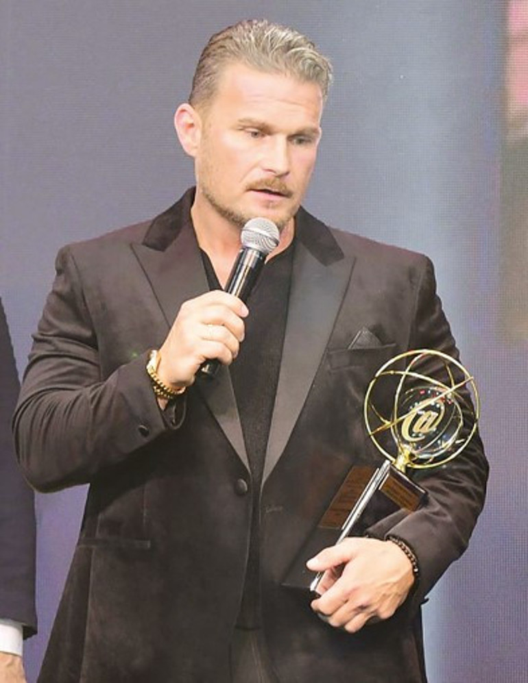 Ödül gecesinde Uzak Şehir fırtınası