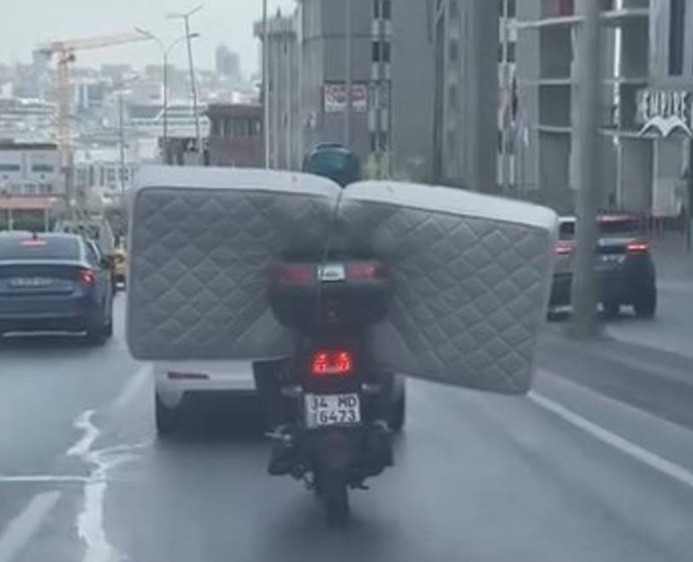 D-100 Karayolunda motosikletle yatak taşınması
