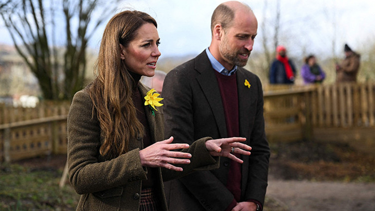 Ne yapsa kalbine söz geçiremiyor… Aşkı yine dilinden döküldü… Güzeller güzeli karısını övmeden duramıyor