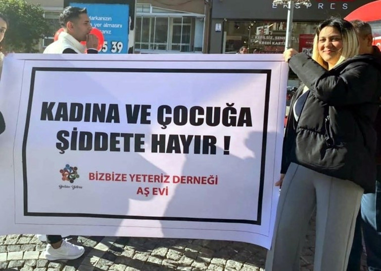 Eve kurşun yağdırdılar Kadına ve çocuğa şiddete hayır pankartı taşıyan Rümeysa öldürüldü