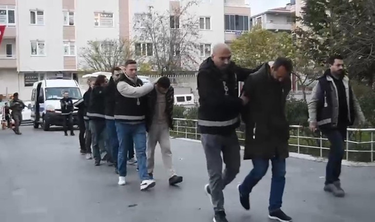 Eve kurşun yağdırdılar Kadına ve çocuğa şiddete hayır pankartı taşıyan Rümeysa öldürüldü